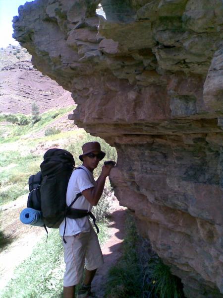 Un chemin étroit mène au Ighrem Izdarn